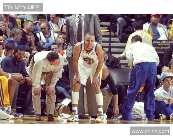 库里出战不足两节后休息，传闻伤势恶化，球迷担心他的状态